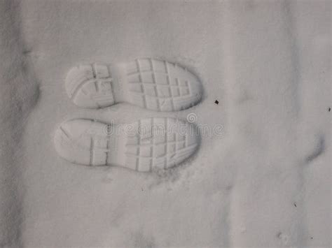 Sound of footsteps on creaky snow in shoes