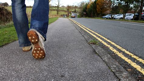 Sound of footsteps on the pavement (one person)