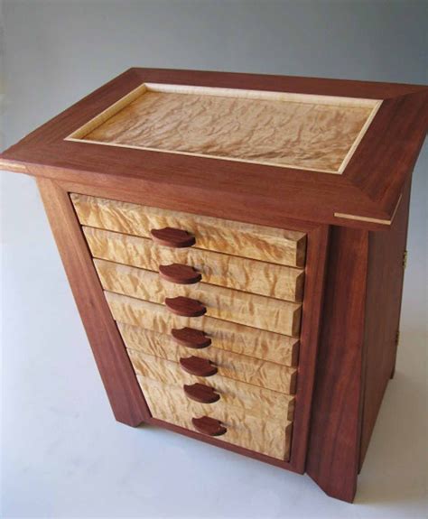 Sound of a jewelry box with a sliding door