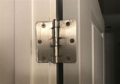 Sound of the door hinges creaking (opened / closed)