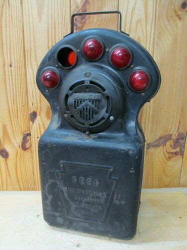 Sound of an antique emergency car siren