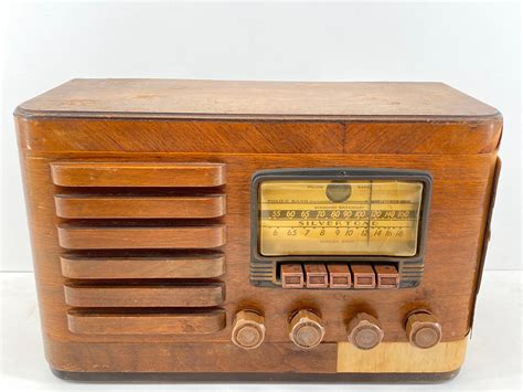 Sound of an old tube radio: turning on, noise, tuning