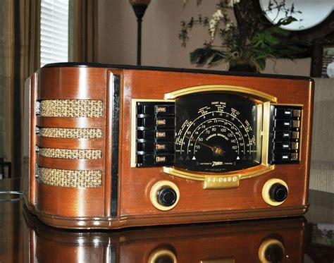 Sound of an old tube radio: turning on, noise, tuning