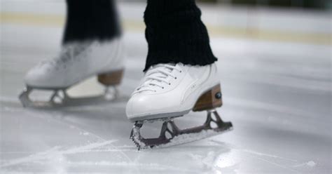 Sound of braking/stopping in skates on ice (close)