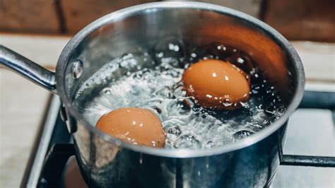 Boiling sound: boiling water bubbles and hisses