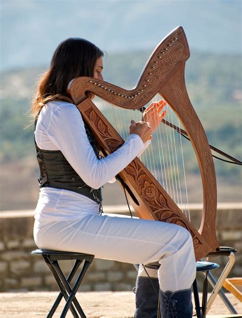 Harp: tuning up, music - sound effect