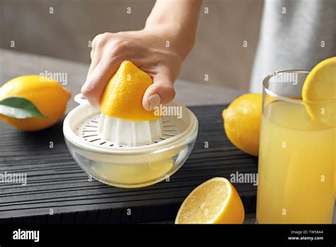 Sound of squeezing juice from a lemon