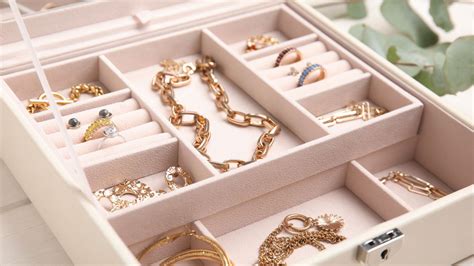 Sound of jewelry in a jewelry box