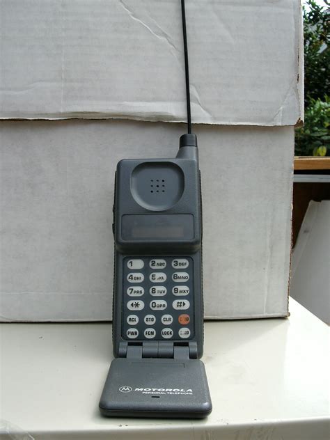 Antenna sounds of an old flip phone (cellular)