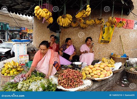 Sounds of the indian market, the atmosphere of trade: voices, steps