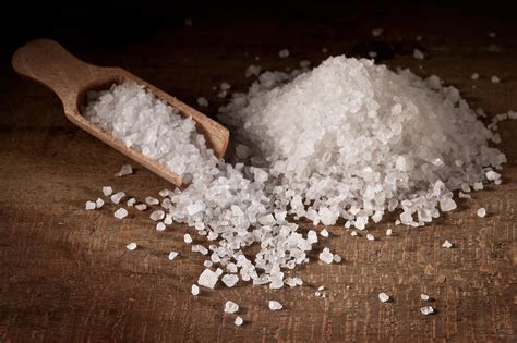 Sounds of salt: sprinkling salt, shaking salt