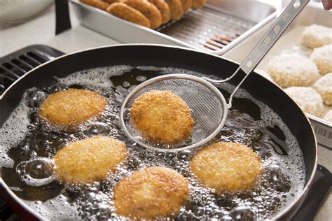Food frying sounds: stirring, hissing and sizzling fat
