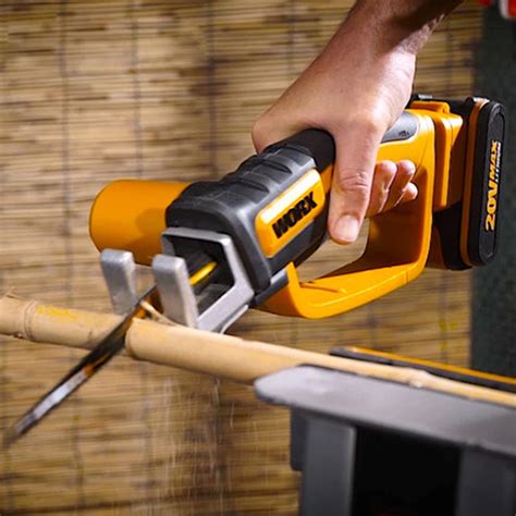 Electric saw cuts wood - sound effect