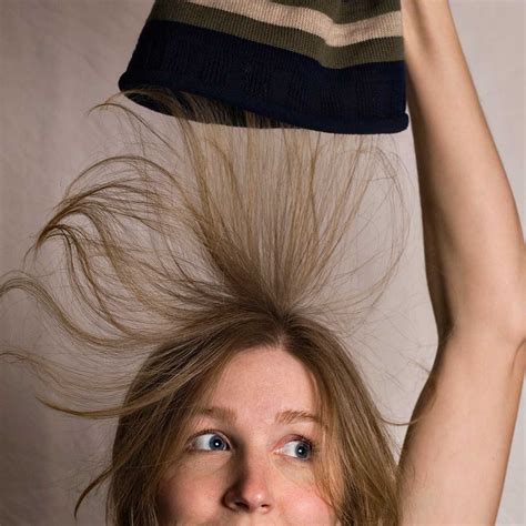 Static electricity on clothes: crackling - sound effect