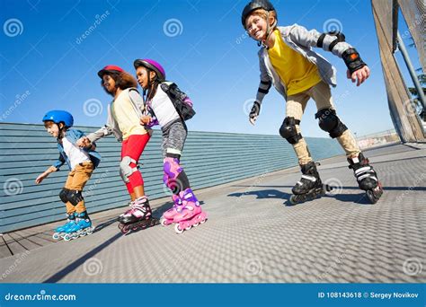 Rollerblading on the sidewalk (1 person) - sound effect