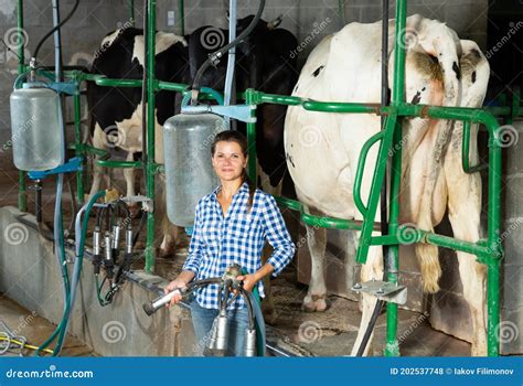 Farm, milking machine working - sound effect