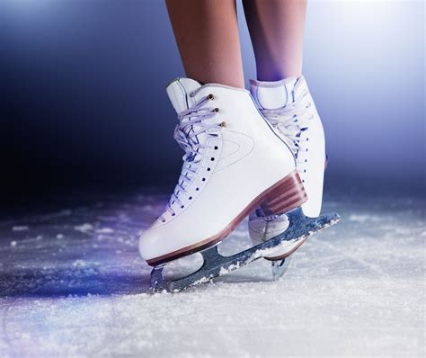 Skater skates on ice - sound effect