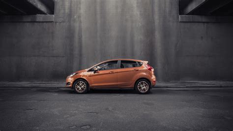 Ford fiesta pulls up - sound effect