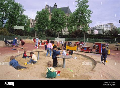 French children in the playground (2) - sound effect