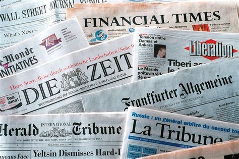 Newspaper: turn the pages, fold, throw the newspaper and pick it up - sound effect