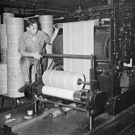 Newspaper machine: door closes, coin return - sound effect