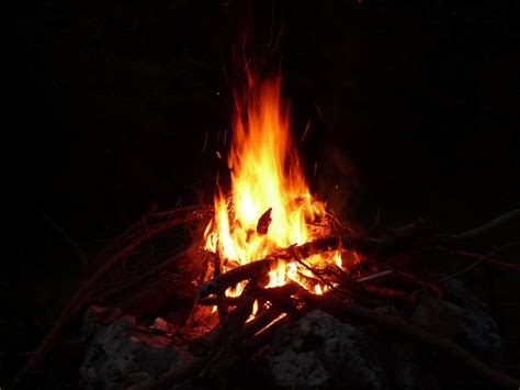 Campfire burning atmosphere (2) - sound effect