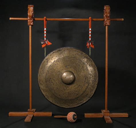 Gong: rumble, rising, music - sound effect