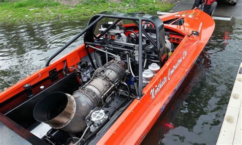 Boat racing, engine sound