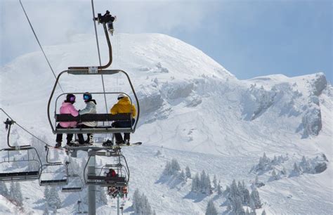 Ski lift passes by - sound effect