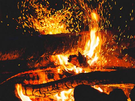 Burning campfire, wood crackling - sound effect