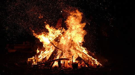 Burning bonfire - sound effect