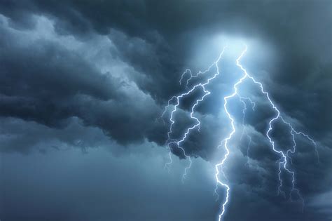Thunderstorm: strong thunderbolt, single, weather - sound effect