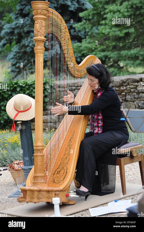 Harp playing: glissando (continuous) - sound effect