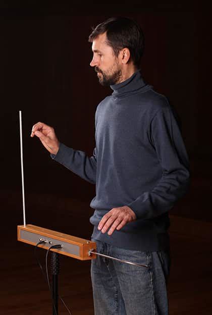 Playing the theremin (option 5) - sound effect