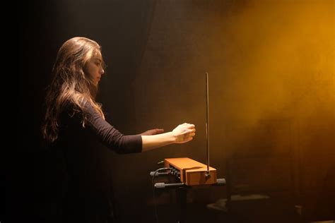 Playing the theremin - sound effect