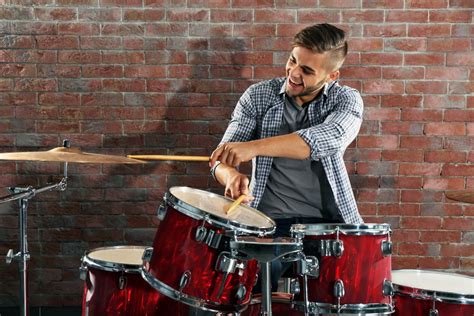 Imitation of playing drums with your voice - sound effect