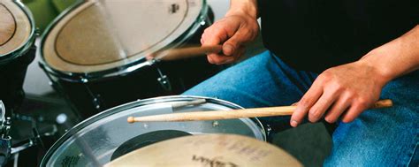 Imitation of playing drums with your voice - sound effect