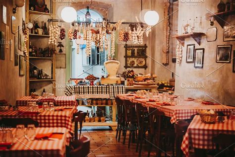 Italian restaurant or cafe: voices of visitors, laughter - sound effect