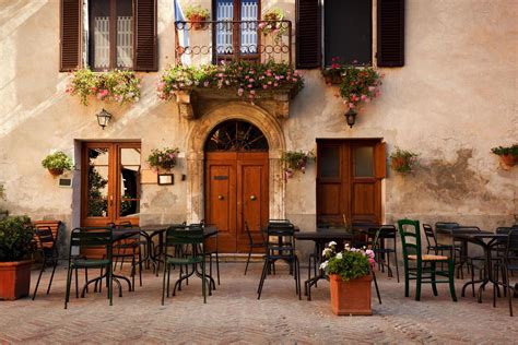 Italian restaurant or cafe: voices of visitors, laughter - sound effect