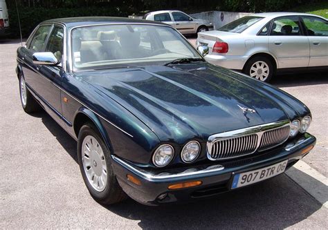 Jaguar sovereign: driving from right to left - sound effect