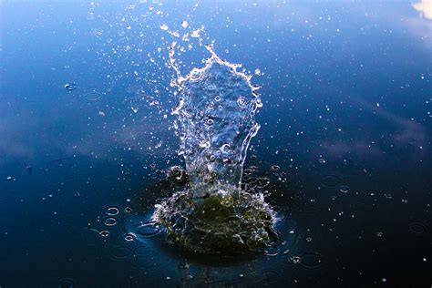 Sound of a small river (water splashing)