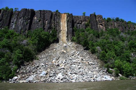 Rockfall: several falling rocks - sound effect