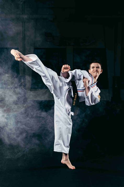 Karate: shouting, punching - sound effect