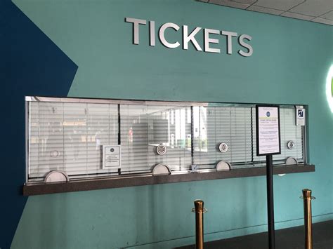 Ticket office on the bus: lowering money, clinking coins - sound effect