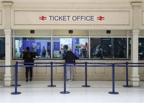 Ticket office on the bus: lowering money, clinking coins - sound effect