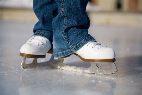 Ice skater skating, training - sound effect