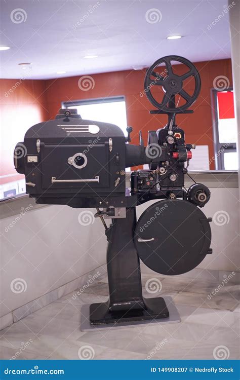 Movie projector 35 mm, rewind and forward - sound effect