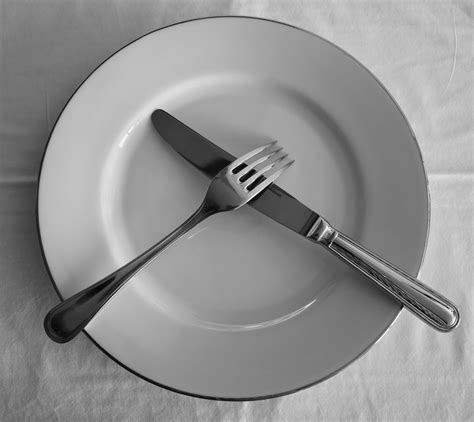 Put the fork and knife on the plate - sound effect