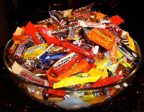Candies in a bowl - sound effect
