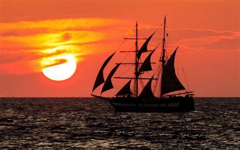 Ship is sailing in the sea - sound effect